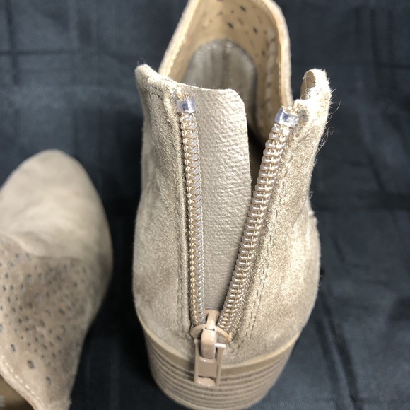 Cityclassified Western Ankle Taupe Faux Suede Tan Size 7 Booties 1.5" Heel - Picture 3 of 9